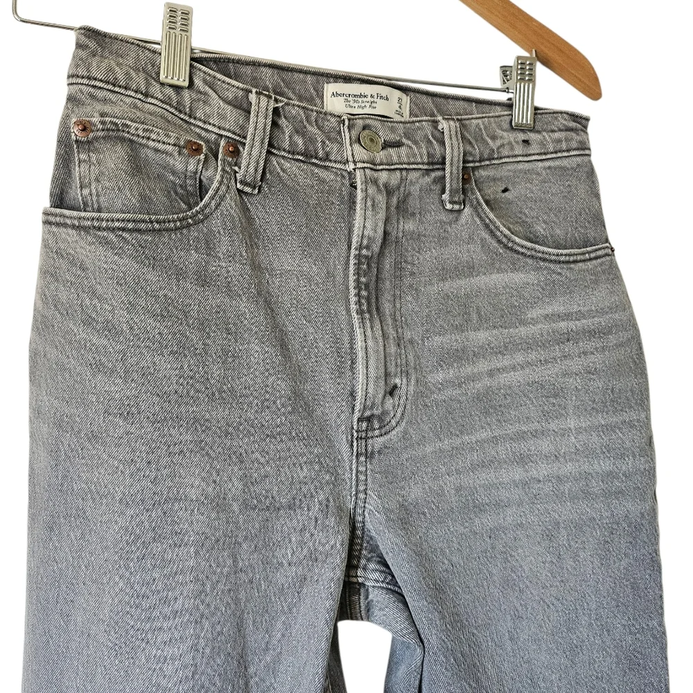 Abercrombie & Fitch Curve Love 90s Straight Ultra High Rise Jeans, Gray, 27/4 - Picture 4 of 10
